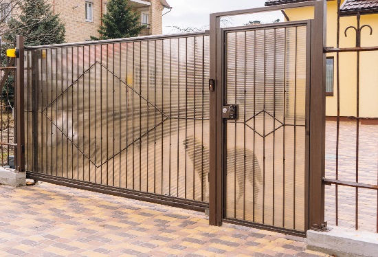 Купить ворота из профлиста с элементами ковки, с металлическими столбами в рамке или под дерево в Саяногорске от 155115 руб
